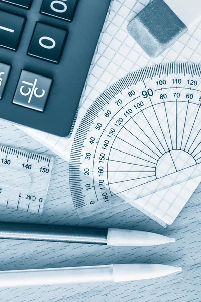 Materiale scolastico utilizzato in matematica tonica in blu — Foto Stock