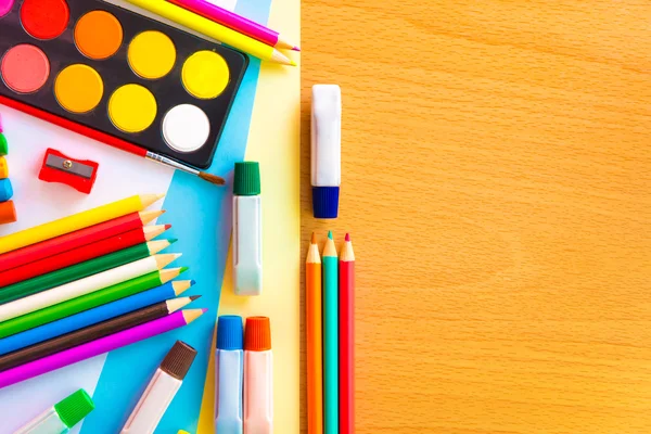 Material de arte colorido em uma mesa da escola — Fotografia de Stock