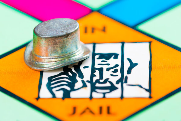 Символ шапки рядом с тюрьмой в игре Монополия

