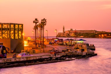 Eski Havana'da romantik günbatımı