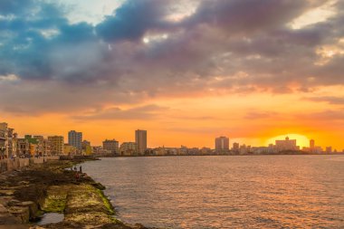 Güzel renkli gün batımı Havana