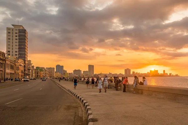 Cubanos y turistas caminando —  Fotos de Stock