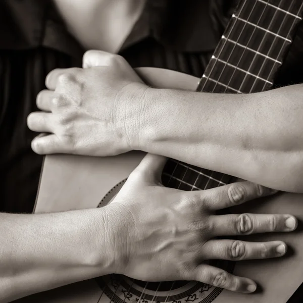Mâinile îmbrățișează chitara — Fotografie, imagine de stoc