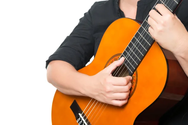 Mãos femininas tocando guitarra — Fotografia de Stock