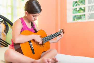 Gitar çalan kız