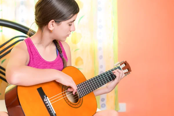 Chica jugando guitarra — Foto de Stock