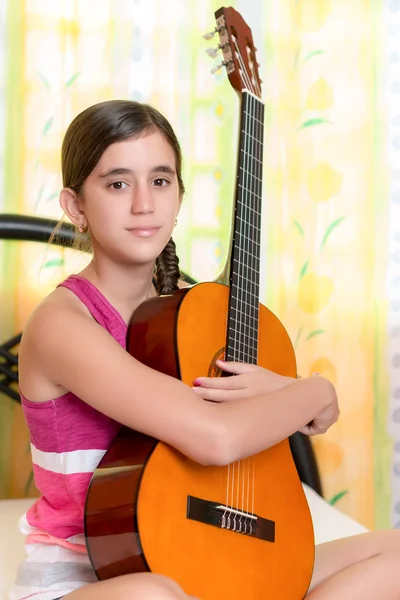 Ragazza adolescente che tiene la chitarra — Foto Stock