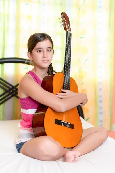 Девушка-подросток держит гитару — стоковое фото
