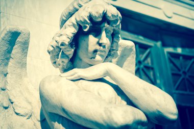 kollarını çapraz ile melek