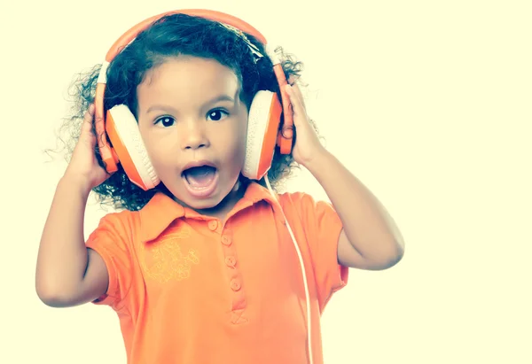 Menina pequena ouvindo música — Fotografia de Stock