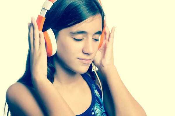 Ragazza adolescente che ascolta musica — Foto Stock