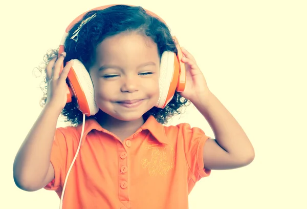 Menina pequena ouvindo música — Fotografia de Stock