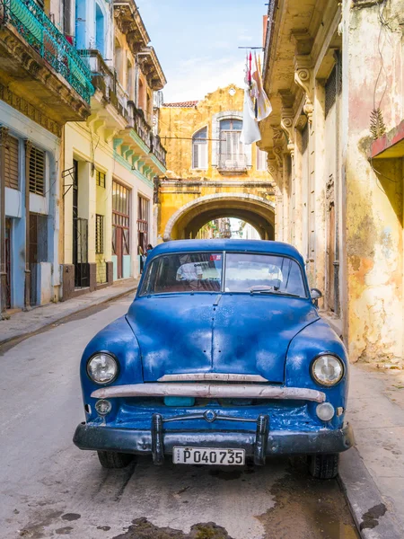 Staré auto na omšelé ulici — Stock fotografie