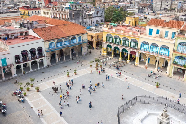Turistas visitan la Plaza Vieja —  Fotos de Stock