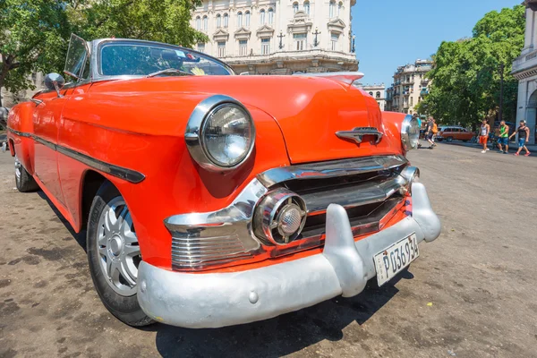 Πολύχρωμο vintage αμερικανικό αυτοκίνητο — Φωτογραφία Αρχείου