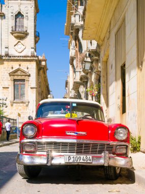 Eski Havana'da eski model kırmızı araba