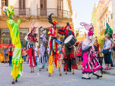Renkli stiltwalkers Eski Havana'da dans