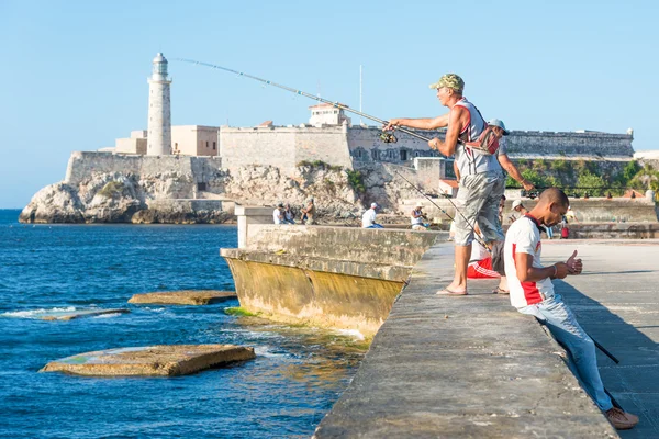 Cubans fishing in front of the El Morro castle — Stock Photo, Image