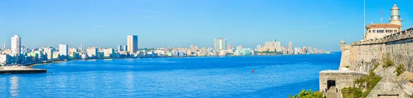 El horizonte de La Habana incluyendo el castillo del Morro — Foto de Stock