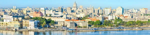 Veduta dell'Avana Vecchia, compresi la maggior parte dei suoi punti di riferimento — Foto Stock