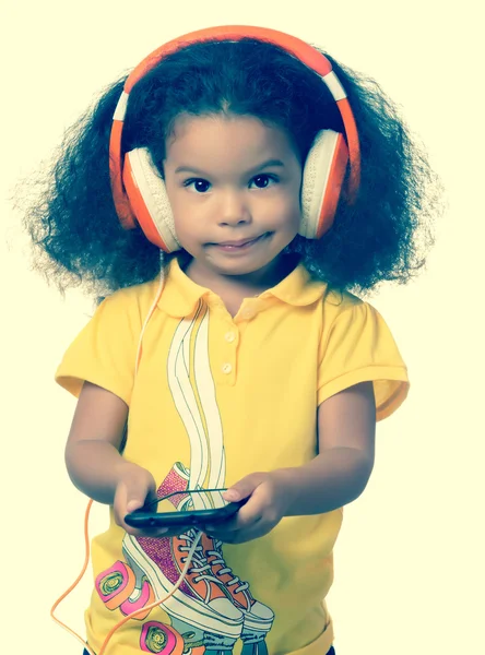 Instagma tonificado pequena afro menina ouvindo música — Fotografia de Stock