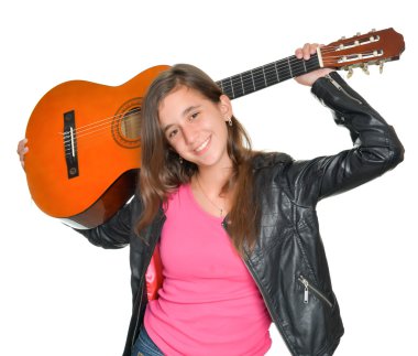 Trendy İspanyol ve Latin genç kız bir gitar taşıyan
