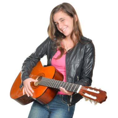 Trendy İspanyol ve Latin genç kız bir akustik gitar çalmak