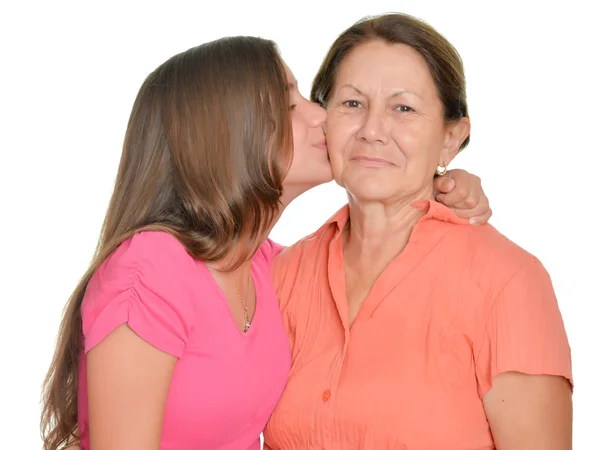 Hispanic tienermeisje haar grootmoeder kussen — Stockfoto