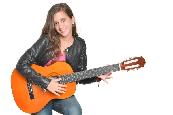 Trendy İspanyol ve Latin genç kız bir akustik gitar çalmak — Stok fotoğraf
