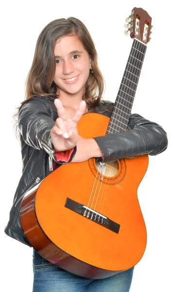 Adolescente hispana de moda llevando una guitarra — Foto de Stock