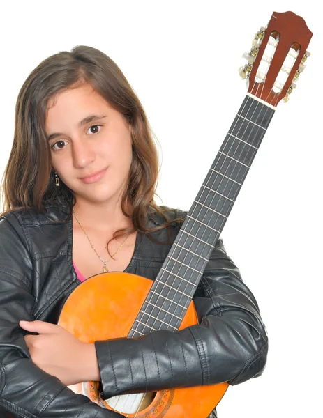 Hermosa adolescente hispana abrazando su guitarra acústica — Foto de Stock