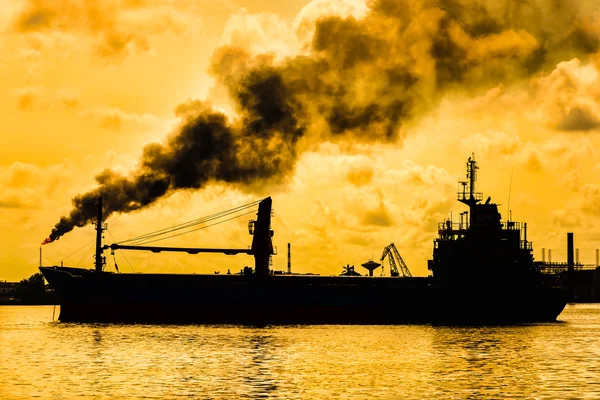 Refinería de petróleo contaminando la atmósfera —  Fotos de Stock