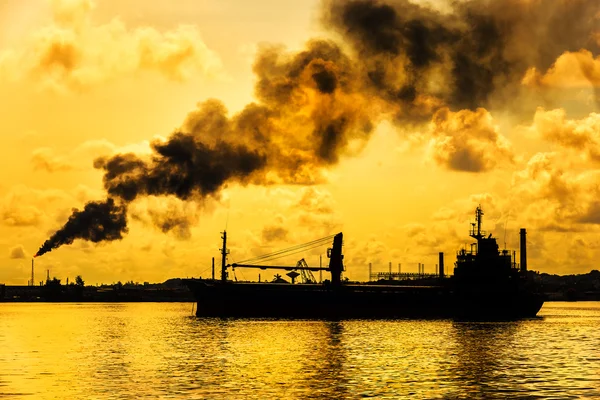 Refinaria de petróleo poluindo a atmosfera — Fotografia de Stock