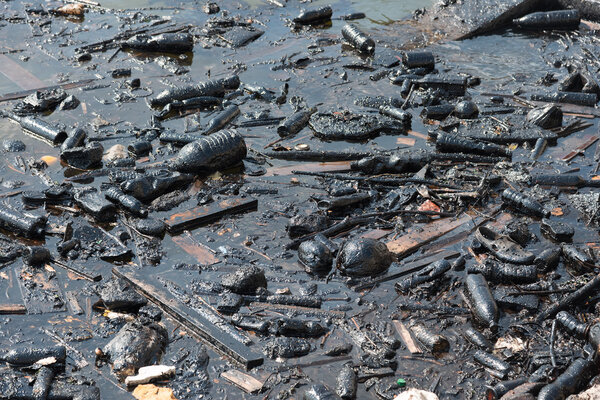 Топливное масло и пластиковые отходы загрязненной морской воды
