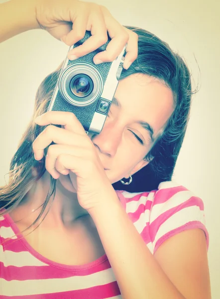 Adolescente chica usando una cámara vintage — Foto de Stock