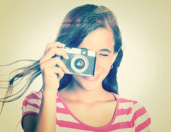 Remaja gadis menggunakan kamera vintage — Stok Foto
