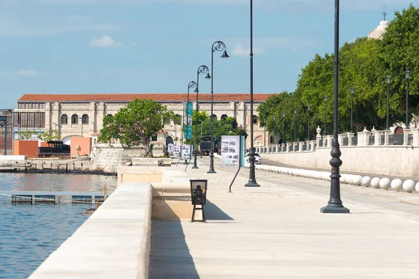 Zona restaurada en La Habana Vieja bordeando la bahía — Foto de Stock