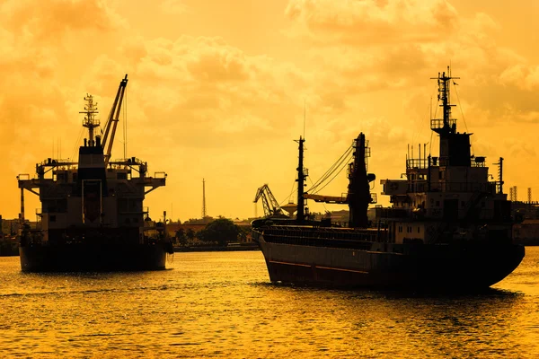 Commerciële vrachtschip bij zonsondergang — Stockfoto