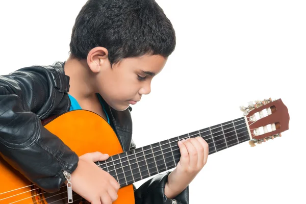 Carino ispanico ragazzo giocare un acustica chitarra — Foto Stock