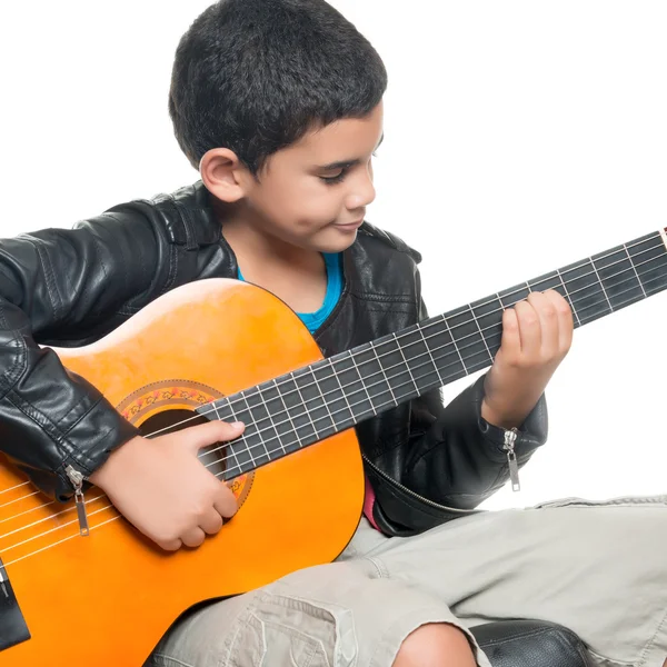 Lindo chico hispano tocando una guitarra acústica —  Fotos de Stock