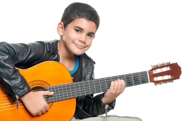 Carino ispanico ragazzo giocare un acustica chitarra — Foto Stock