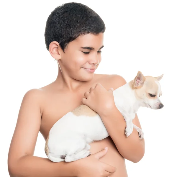 Leuke latino jongen die een kleine chihuahua hond — Stockfoto