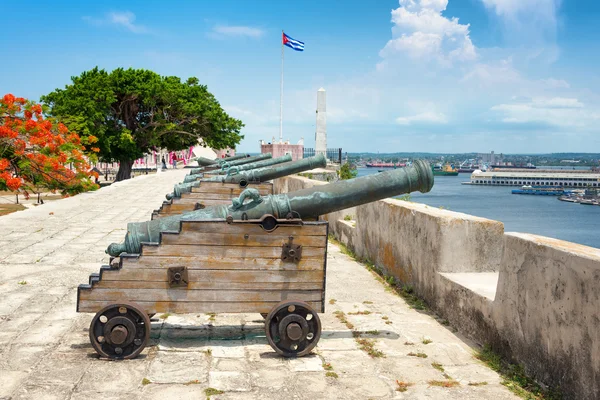 Antiguos cañones en la fortaleza de La Cabana en La Habana — Foto de Stock