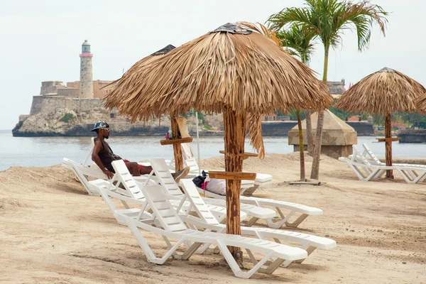 Instalação de arte que se assemelha a uma praia tropical na Havana Bienn — Fotografia de Stock