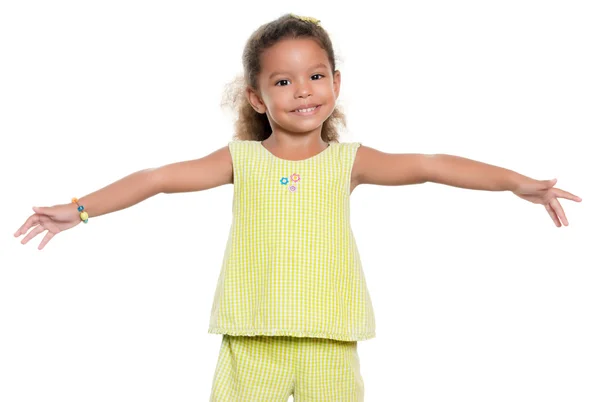 Маленькая девочка улыбается с распростертыми объятьями — стоковое фото