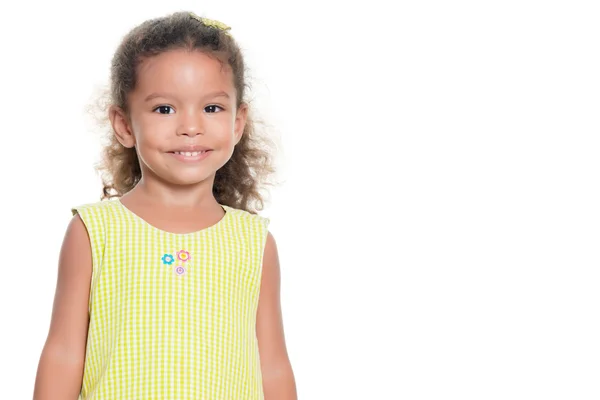 Retrato de una chica hispana bastante pequeña sonriendo —  Fotos de Stock