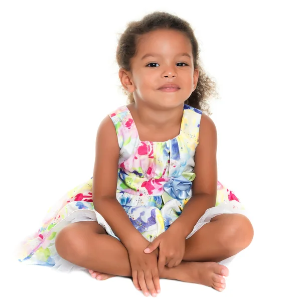 Маленькая девочка, сидящая на полу — стоковое фото