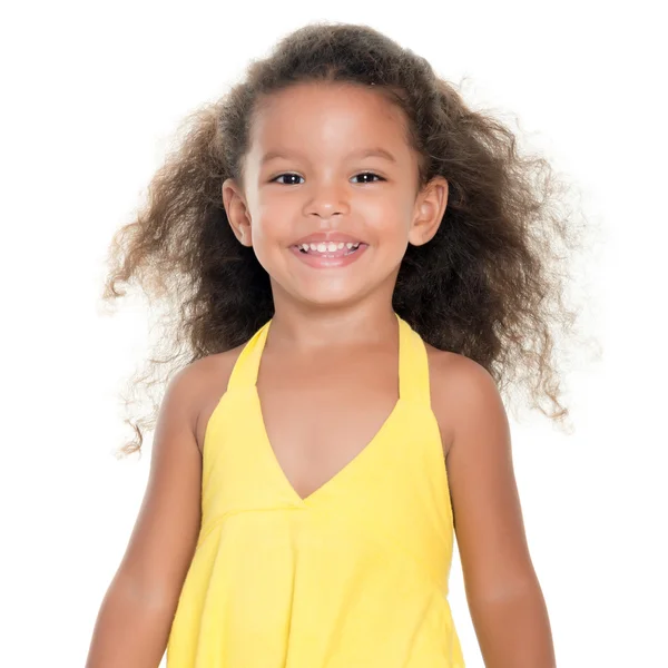 Linda niña pequeña con un vestido de verano amarillo — Foto de Stock