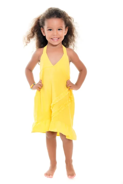 Petite fille mignonne portant une robe d'été jaune — Photo