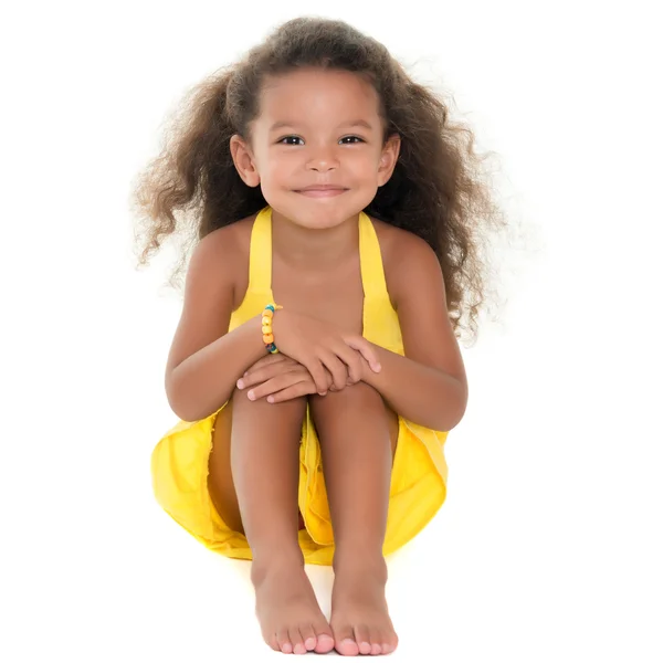 Kleines Mädchen auf dem Boden sitzend — Stockfoto